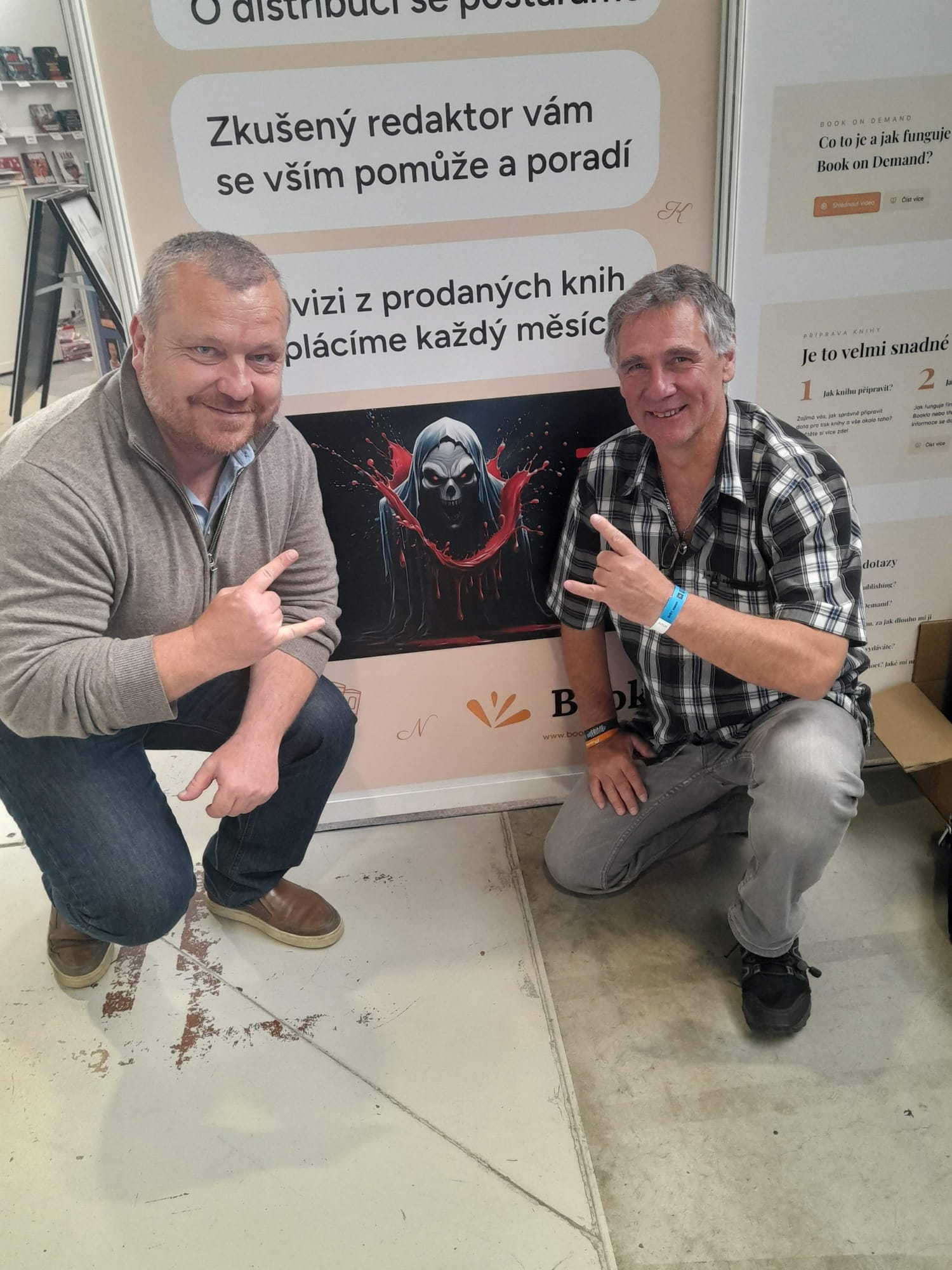 Jiří Tomeš s ředitelem Bookly při předání knihy Třicet