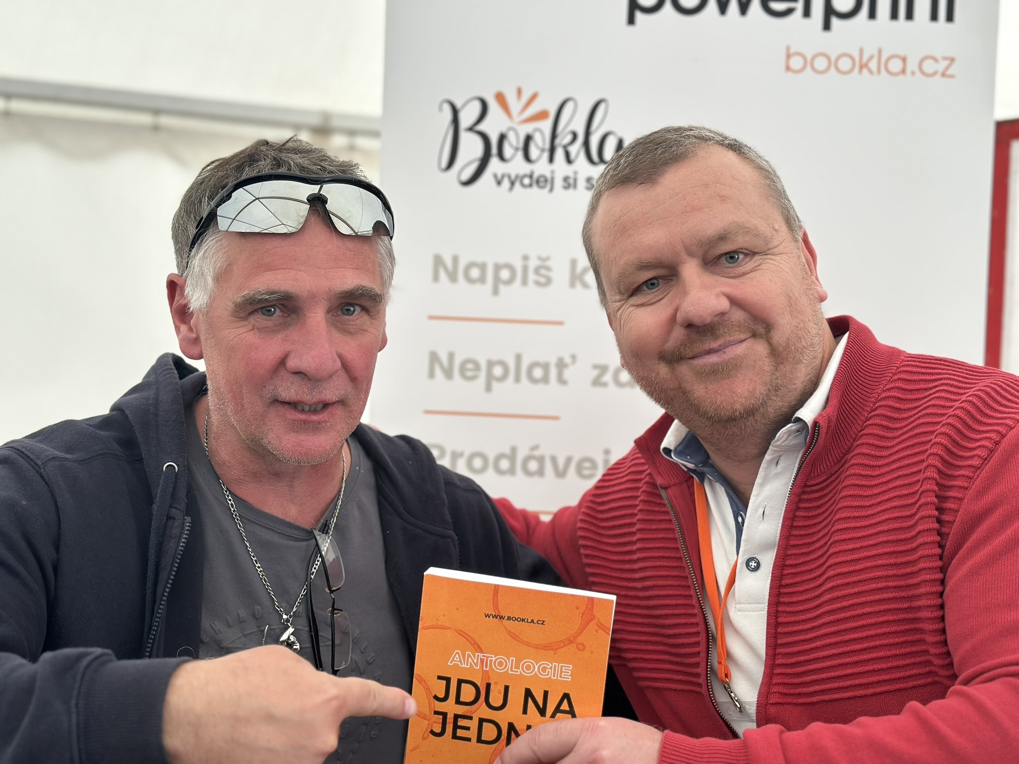 Předání knihy Jdu na jedno — detail